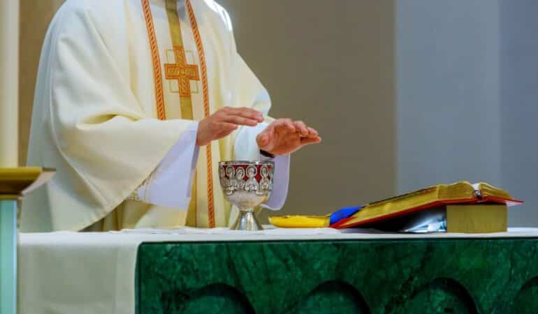Szaty Liturgiczne w Kościele Katolickim